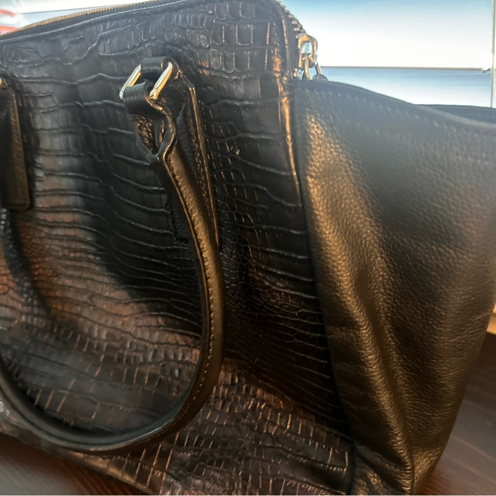 Elegant Black Crocodile-Embossed Shoulder Bag
